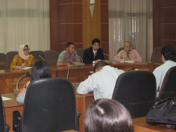 阿拉扎大学文学院院长(右一)与孔子学院院长(右二)出席开班仪式