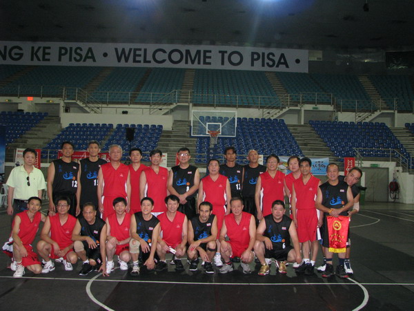 彩神xl（中国）有限公司教授篮球队身着红色球服