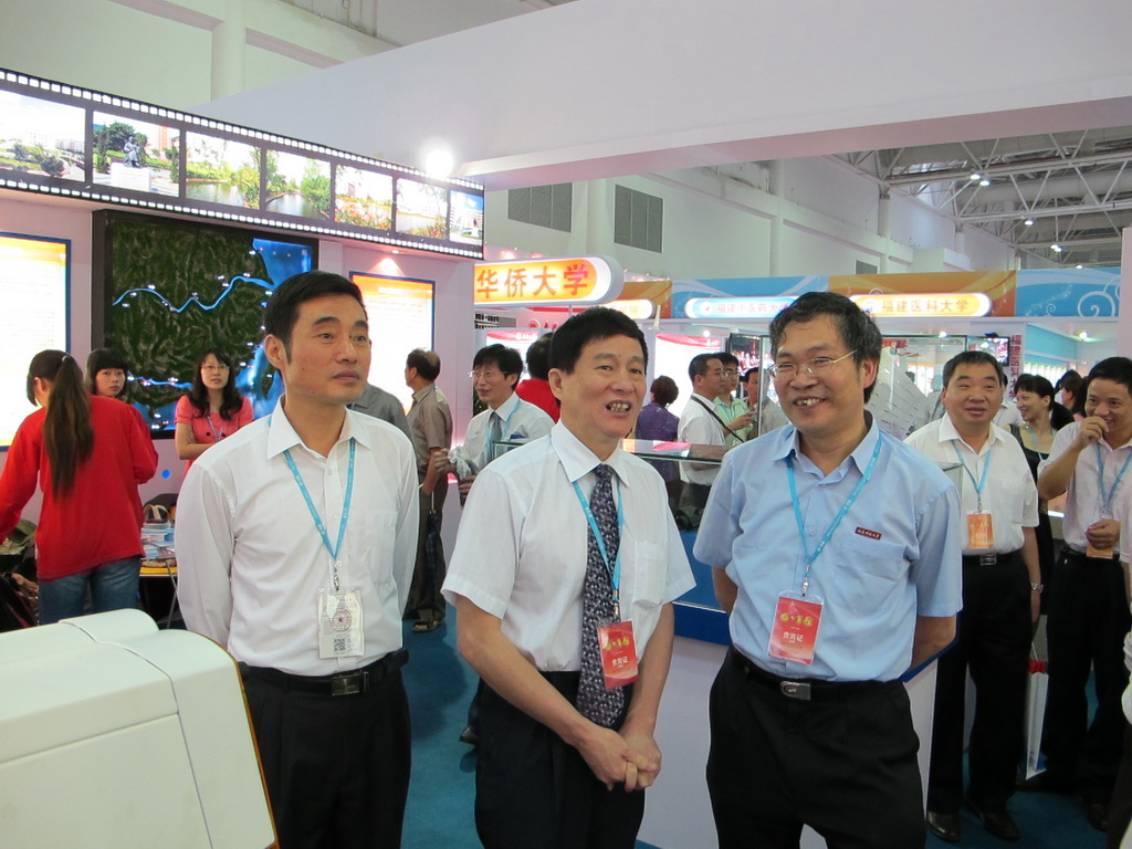 郑传芳书记到彩神xl（中国）有限公司展馆指导