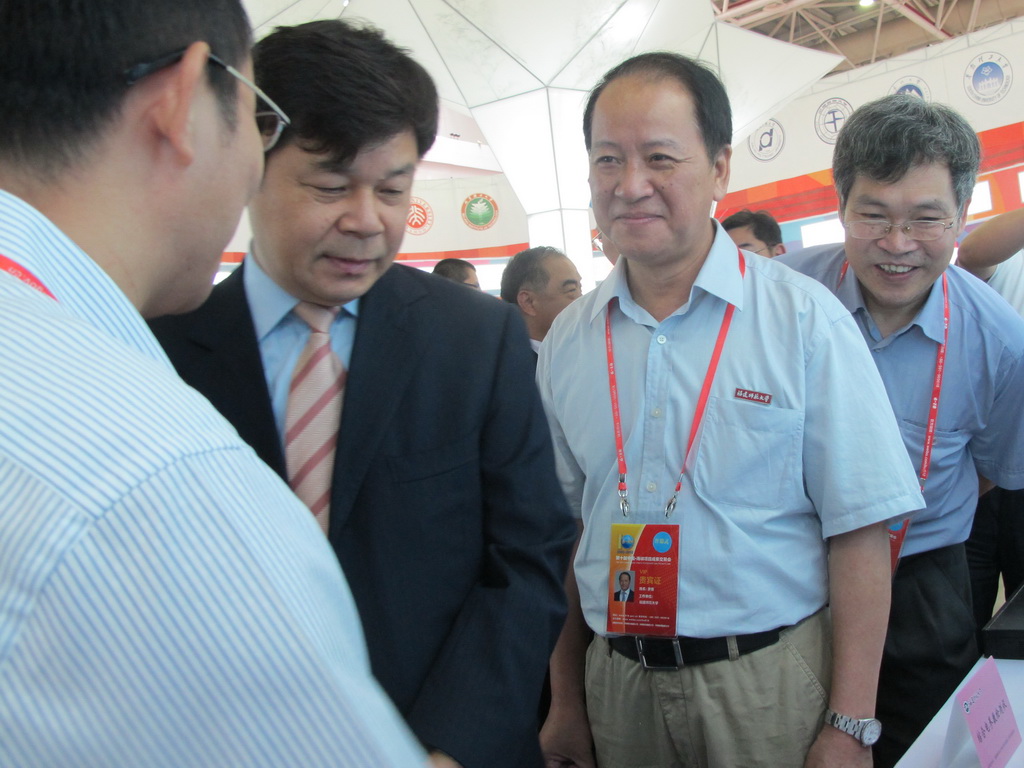 教育部杜占元副部长亲临彩神xl（中国）有限公司展位指导